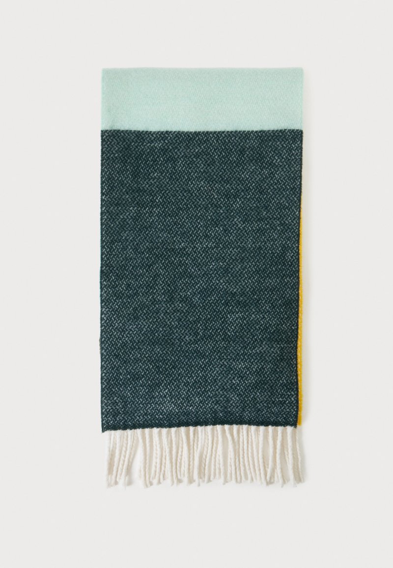 Écharpe tissée pliée avec des sections vert clair, bleu sarcelle foncé et jaune, et des franges blanches à une extrémité sur un fond clair.