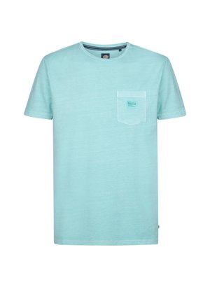 T-shirt en coton bleu clair à manches courtes, col rond et poche poitrine avec une petite étiquette. Texture douce et coupe décontractée.