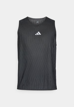 Črna telovadna majica brez rokavov s teksturiranim, rebrastim vzorcem in belim logotipom Adidas na prsih. Lahka tkanina, okrogel izrez.