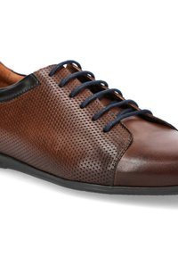 Brązowy skórzany but z perforowanym wzorem, granatowymi sznurówkami, gładkim noskiem i czarnymi akcentami. Posiada elastyczną gumową podeszwę.