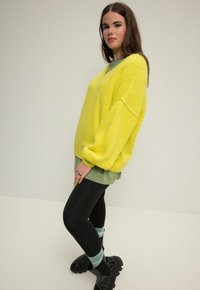 Studio Untold V-HALS WIJDE LANGE MOUWEN - Strickpullover - lichtgeel