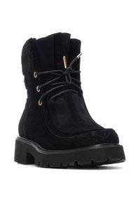 Botas de tobillo de ante negro con un ribete de piel sintética, ojetes dorados y cordones negros. Suela negra gruesa con un dibujo texturizado para mayor agarre.