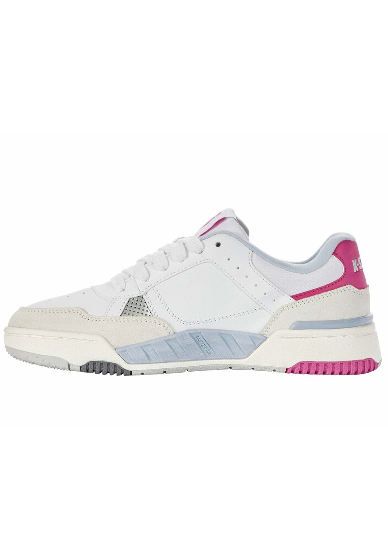 Sneaker in pelle bianca con accenti rosa e grigi. Presenta una punta arrotondata, design con lacci, suola imbottita e pannellatura testurizzata.