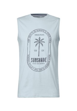 Vaaleansininen ilman hihoja oleva puuvillapaita, jossa on palmun kuvio ja teksti, pyöreä reunusdesign ja tummalla kontrastilla oleva printti.