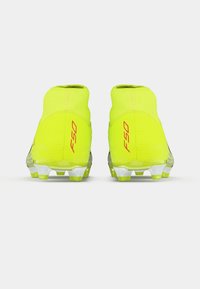 Κίτρινα ποδοσφαιρικά παπούτσια με υφή στο πάνω μέρος, ψηλή σχεδίαση στον αστράγαλο και λευκά καρφιά. Διαθέτουν λογότυπο "F50" σε κόκκινο χρώμα στη πίσω πλευρά.