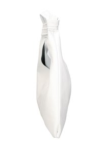 Borsa a tracolla in pelle bianca con corpo arrotondato, manico annodato e texture liscia. Design minimalista senza parti metalliche visibili o motivi.