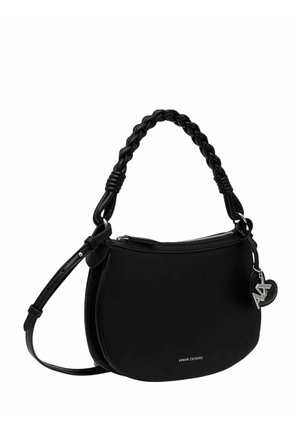 Bolso de cuero negro para hombro con asa trenzada, correa ajustable, cierre de cremallera y colgante con el logotipo y texto de Armani Exchange en la parte delantera.