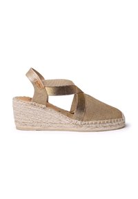 Espadrilles a wedge in tessuto dorato con cinturini incrociati, tomaia testurizzata e suola avvolta in juta, caratterizzate da una suola di colore naturale.
