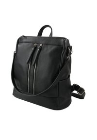 Sac à dos noir en cuir avec une surface texturée, deux poches zippées à l'avant, une sangle réglable et une poignée supérieure.