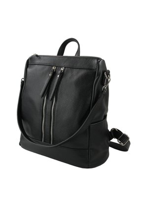 Sac à dos noir en cuir avec une surface texturée, deux poches zippées à l'avant, une sangle réglable et une poignée supérieure.