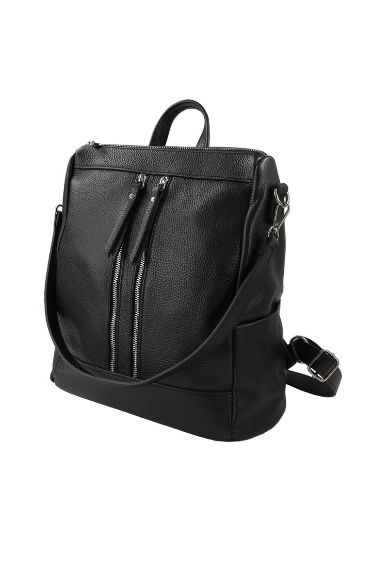 Sac à dos noir en cuir avec une surface texturée, deux poches zippées à l'avant, une sangle réglable et une poignée supérieure.