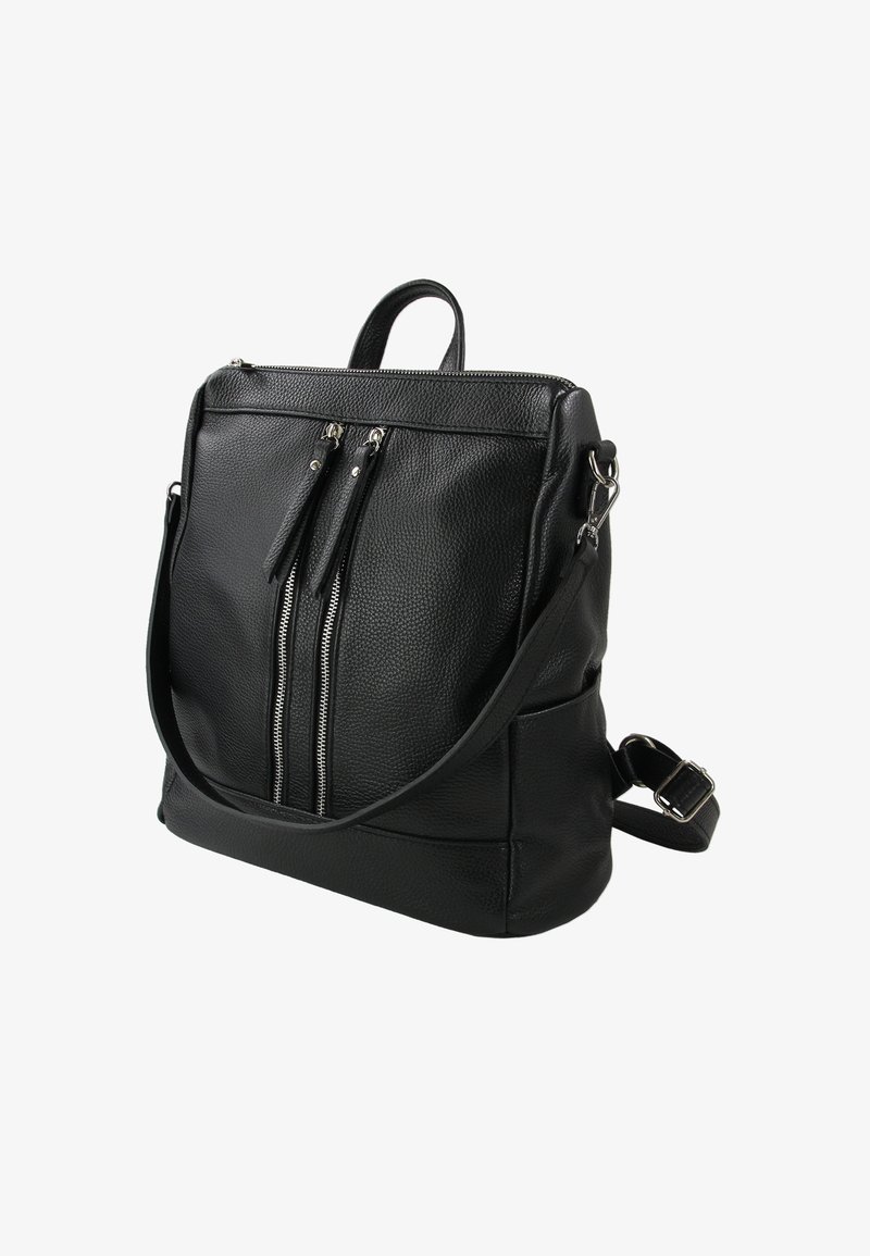 Zwart leren rugzak met een gestructureerd oppervlak, twee voorzakken met rits, een verstelbare schouderband en een handvat aan de bovenkant.