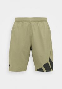 Oliivinvihreät urheilushortsit, jotka on valmistettu hengittävästä kankaasta. Omistaa elastisen vyötärönauhan ja mustan abstraktin kuvion vasemmassa reisissä.