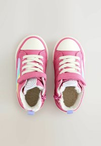 Rosa Kindersneaker mit weißer Zehenkappe, strukturiertem Innenfutter, hellblauen Akzenten und Schnürsenkeln für einen sicheren Sitz. Klettverschlussriemen inklusive.