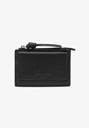 Schwarze Lederbrieftasche mit einem Reißverschlussfach und einer abgesteppten Vorderklappe, mit einem kleinen geprägten Markennamen und einem Handgelenksriemen.