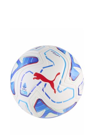 Balón de fútbol blanco con patrones geométricos en azul y rojo, logo rojo de Puma y marca de la liga de fútbol Serie A.