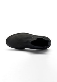 Scarpa slip-on in suede nero con punta rotonda, pannelli elastici laterali e suola testurizzata, che presenta un design semplice e minimalista.