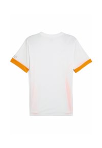 Camiseta atlética blanca con acentos de malla naranja en las mangas y un sutil efecto de degradado rosa. Tejido ligeramente texturizado para transpirabilidad.