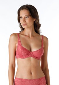 Reggiseno in pizzo corallo con motivo floreale, supporto con ferretto e spalline regolabili. Texture liscia con bordi a scallop e fascia in pizzo coordinata.