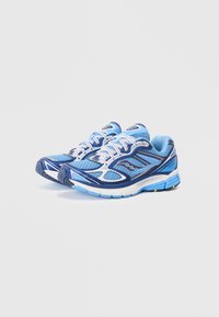 Scarpe da corsa blu con tomaia in rete, design testurizzato e lacci bianchi. Presentano un tallone rinforzato e una suola flessibile con dettagli in blu scuro.