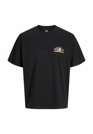 Zwarte katoenen T-shirt met korte mouwen, voorzien van een kleurrijk grafisch tekstontwerp op de linkerborst met de tekst "HOOK YOU UP" en aanvullende tekst eronder.
