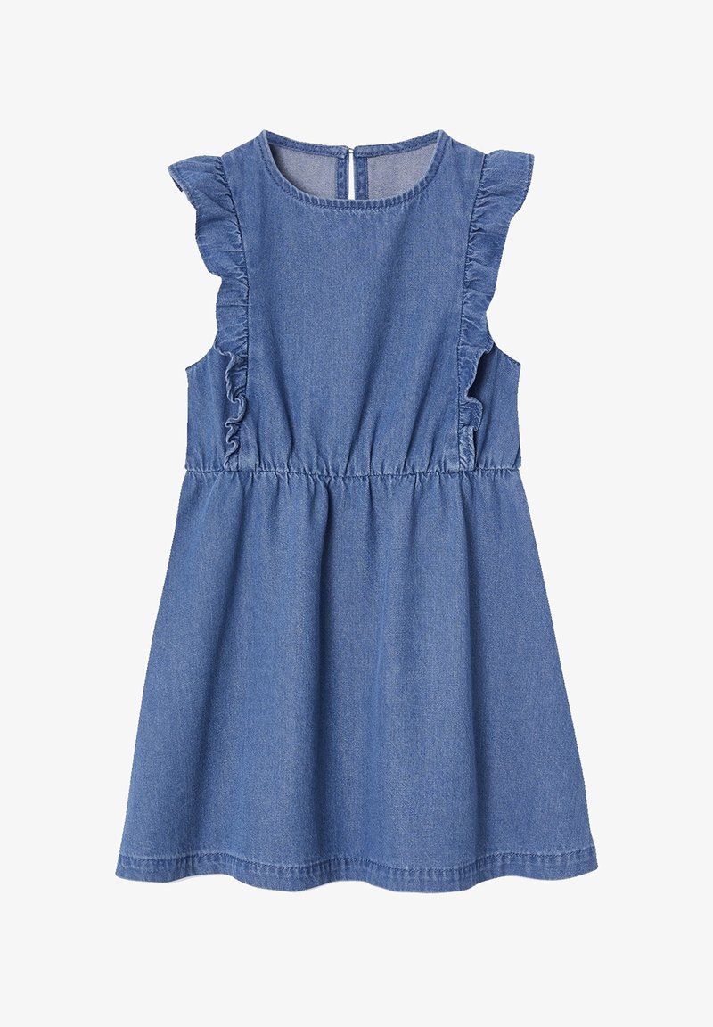 Robe sans manches en denim bleu avec bordure à volants le long des emmanchures, taille froncée et fermeture éclair au dos.
