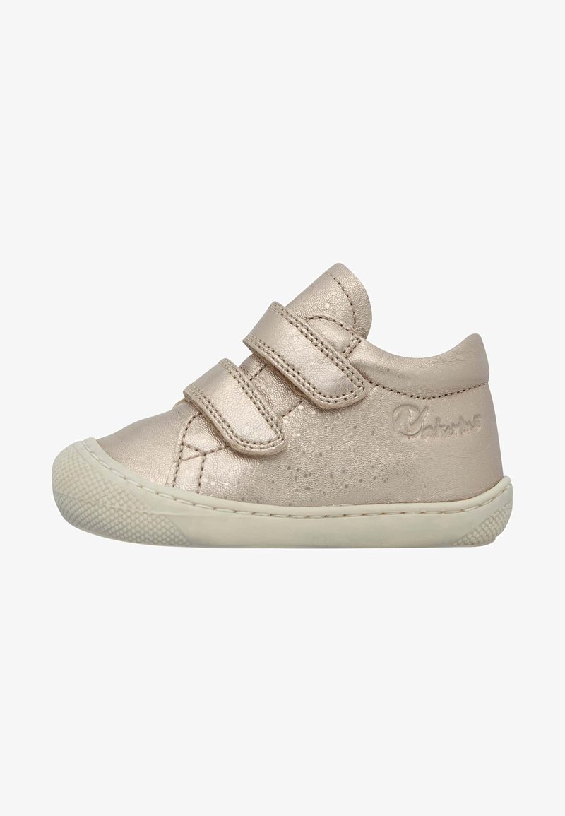 Zapatos infantiles de cierre con velcro en metalizado rosa dorado con un acabado texturizado, que cuentan con una suela de goma y una puntera reforzada para mayor durabilidad.
