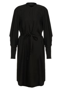 Vestido negro con mangas largas, un collar tipo mandarín y un cinturón de lazo en la cintura. Hecho de tejido suave con una forma suelta y fluida.