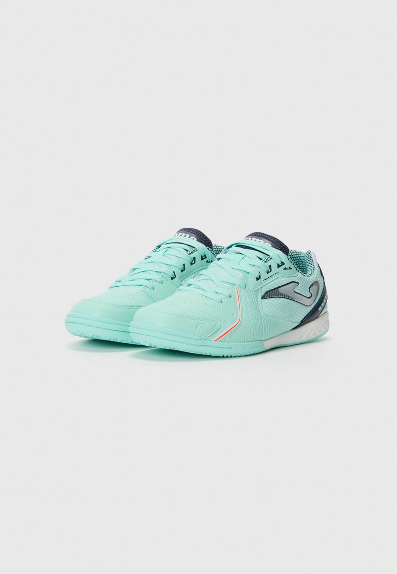 Baskets de sport vert menthe avec une tige texturée, des accents marine et une légère rayure rouge. Présentent un profil bas et un design à lacets.