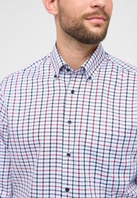 Wit-blauw geruit overhemd met donkerblauwe knopen, voorzien van een borstzak en een klassiek kraagontwerp.