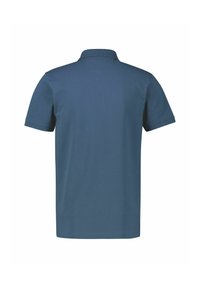 Granatowa koszulka polo z krótkim rękawem, z odstającym kołnierzykiem i gładką teksturą. Posiada prosty dół i minimalne detale.