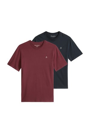 Due t-shirt semplici a maniche corte, una bordeaux e una blu scuro, con piccolo logo bianco del marchio sul lato sinistro del petto.