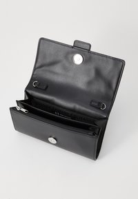 Thumbnail Image 3