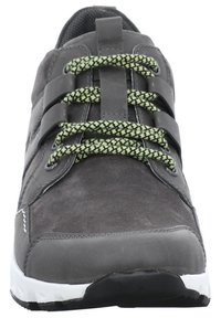Grau athletic Schuh aus Wildledermaterial, mit grünen gemusterten Schnürsenkeln und einem eleganten, minimalistischen Design. Weiße Sohle und kontrastierende Nähdetails.