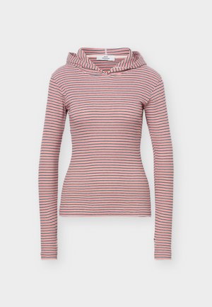 Langermet tettsittende hettegenser med rosa, hvite og svarte horisontale striper på en ensfarget bakgrunn.