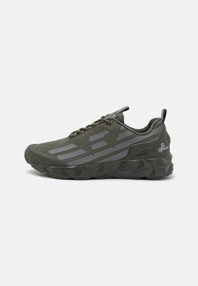 EA7 Emporio Armani ULTIMATE KOMBAT UNISEX - Sportcipő - triple beetle/silver