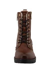 Botín de cuero marrón hasta el tobillo con parte delantera con cordones, herrajes en tono dorado y cremallera lateral. Forro suave visible en la parte superior y suela negra duradera.