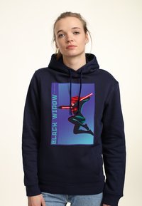 Felpa blu navy con un grafico di un personaggio in una posa dinamica. Il design include uno sfondo colorato con il testo "BLACK WIDOW".
