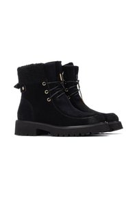 Botas de tobillo de ante negro con un collar de peluche sintético, suela de goma resistente, herrajes en tono dorado y diseño de encaje. Acentuadas con una etiqueta con el logo.