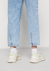 Monki Džíny Relaxed Fit - light blue