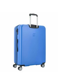 Maleta rígida azul con cuatro ruedas giratorias, con el asa retráctil extendida, asa lateral y candado de combinación sobre un fondo blanco.