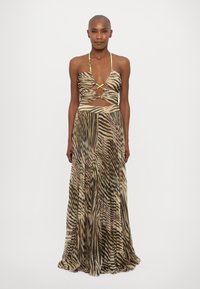 Maxi vestito in tessuto leggero caratterizzato da un audace motivo zebra beige e marrone, con una sezione centrale ritagliata e spalline sottili.