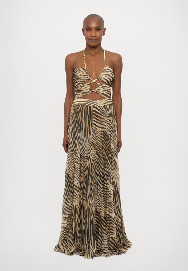 Maxi vestito in tessuto leggero caratterizzato da un audace motivo zebra beige e marrone, con una sezione centrale ritagliata e spalline sottili.
