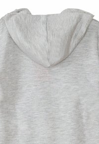 Felpa grigia con un tessuto morbido e strutturato. Presenta un cappuccio simmetrico e un design semplice senza decorazioni o motivi.