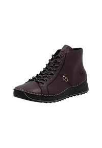 Chaussure montante en cuir de couleur violet profond avec des lacets noirs, des coutures contrastantes et une semelle crantée pour l'adhérence. Dotée d'un détail de sangle décoratif.