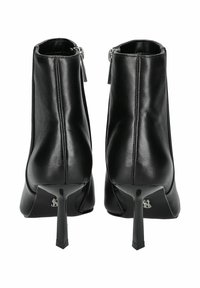 Stivali alla caviglia in pelle nera caratterizzati da un design elegante, punta affilata e tacco a stiletto alto, con una cerniera discreta sul retro.