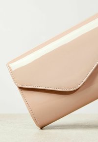 Lipsy ASYMMETRIC FOLDOVER CHAIN-REGULAR FIT - Kuvertväska - beige