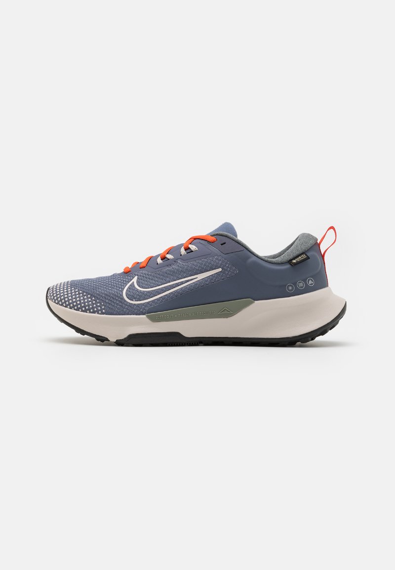 Nike Performance JUNIPER 2 GTX - Bėgimo bateliai, skirti nelygiam paviršiui - light carbon/light orewood brown/dark stucco/cosmic clay/black