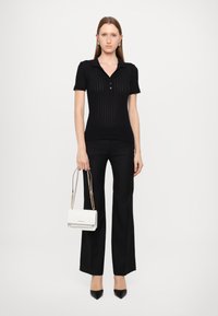 MICHAEL Michael Kors CLAIRE - Soma ar siksnu pāri ķermenim - optic white