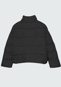 Zwarte pufferjack met een hoge kraag, cropped ontwerp en horizontaal gestikt patroon. Gemaakt van een glad, lichtgewicht materiaal.